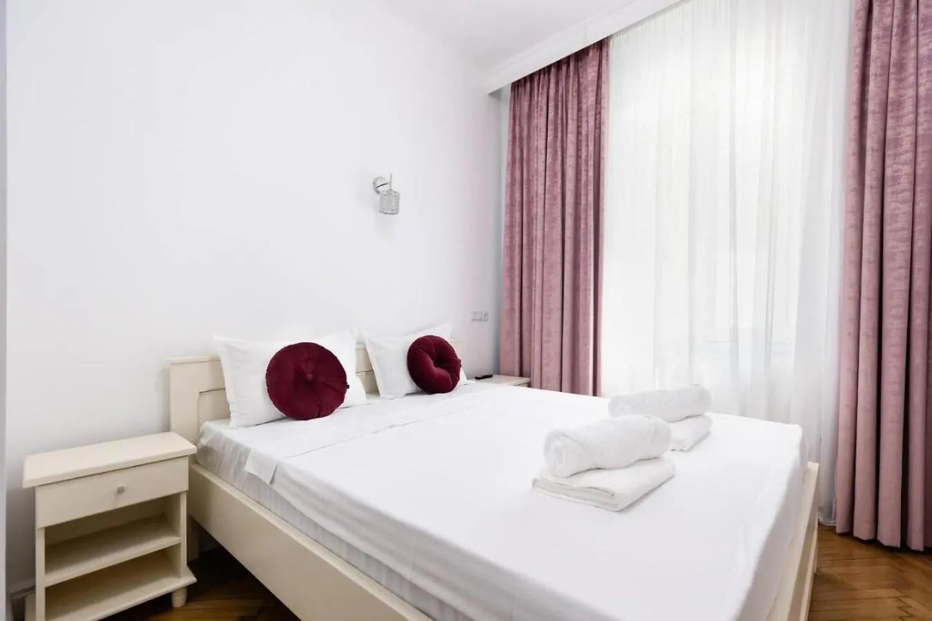 Apartment Bucharest Studio Wonderland Room