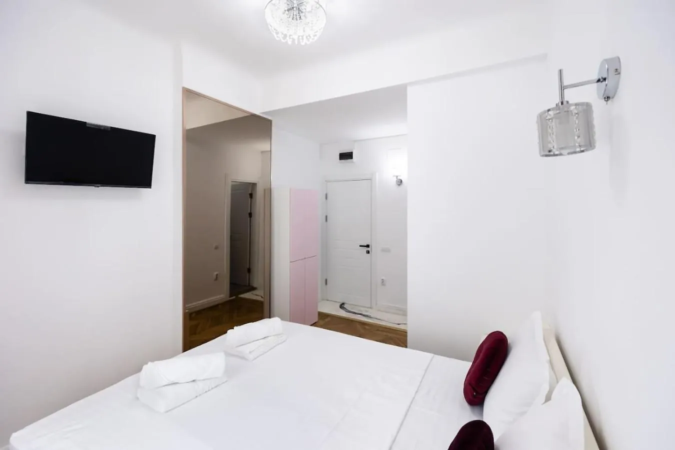 Bucharest Studio Wonderland Room 0*,